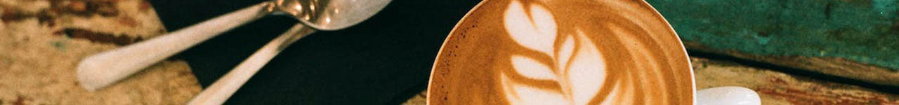 café en grano con taza